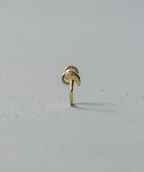 and cloud（アンドクラウド）の「Circle / Drop Reversible Tragus Cuff（イヤーカフ・レディース・ブラック/イエローゴールド/シルバー・FREE）」の13枚目の写真