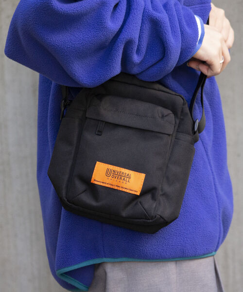 UNIVERSAL OVERALL(ユニバーサルオーバーオール)の「【UNIVERSAL OVERALL/ユニバーサルオーバーオール】スクエアミニショルダーバッグ(ショルダーバッグ・メンズ・チャコールグレー/バーガンディー/ブラック/ブルー・FREE)」の2枚目の写真