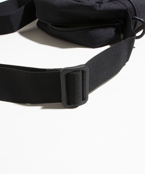 UNIVERSAL OVERALL(ユニバーサルオーバーオール)の「【UNIVERSAL OVERALL/ユニバーサルオーバーオール】スクエアミニショルダーバッグ(ショルダーバッグ・メンズ・チャコールグレー/バーガンディー/ブラック/ブルー・FREE)」の18枚目の写真