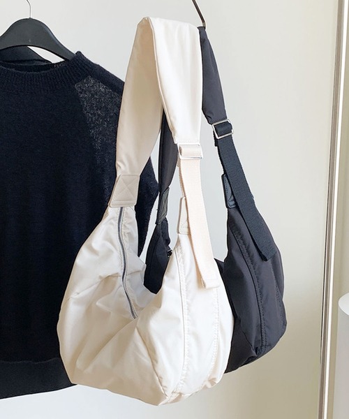 florist（フローリスト）の「【2WAY】【軽量】ユニセックスハーフムーンワンショルダーバッグ（ショルダーバッグ・レディース・ブラック/オフホワイト・FREE）」の5枚目の写真