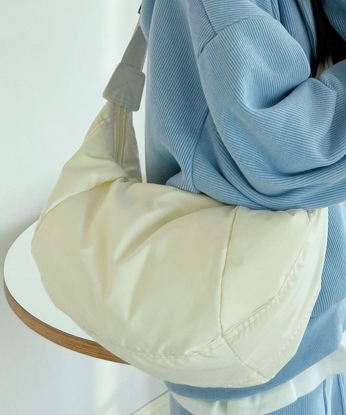 florist（フローリスト）の「【2WAY】【軽量】ユニセックスハーフムーンワンショルダーバッグ（ショルダーバッグ・レディース・ブラック/オフホワイト・FREE）」の7枚目の写真