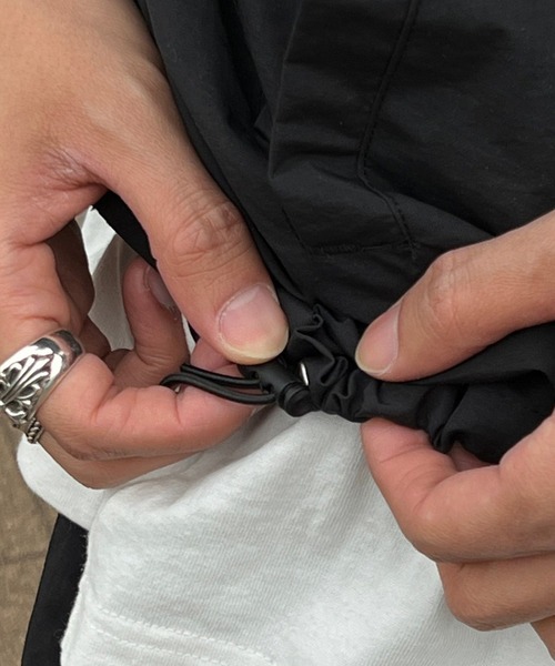 kutir（クティール）の「ナイロンマウンテンパーカー(セットアップ着用可)（マウンテンパーカー・メンズ・カーキ/ブラック/ライトグレー・MEDIUM/LARGE）」の13枚目の写真