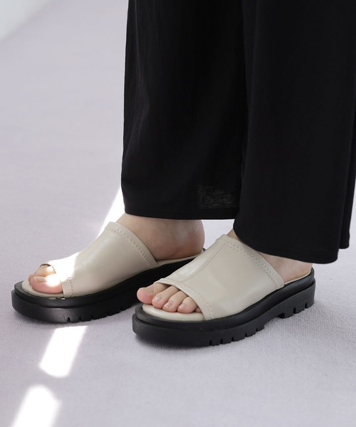 LAKOLE(ラコレ)の「タンクソールスライドサンダル / 188046(スリッポン・レディース・ブラック/グレイッシュベージュ/パイソン・MEDIUM/LARGE)」の2枚目の写真