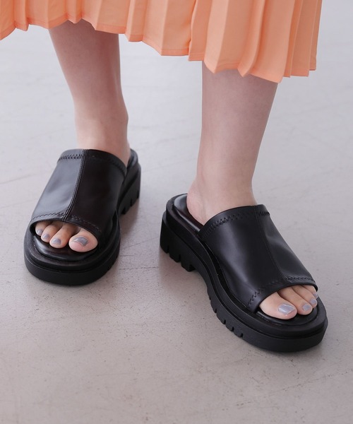 LAKOLE(ラコレ)の「タンクソールスライドサンダル / 188046(スリッポン・レディース・ブラック/グレイッシュベージュ/パイソン・MEDIUM/LARGE)」の1枚目の写真