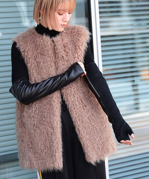 Ray BEAMS(レイビームス)の「Ray BEAMS / フェイクレザー リブ ロング アームウォーマー(アームカバー・レディース・ブラック/グレー・ONE SIZE)」の2枚目の写真