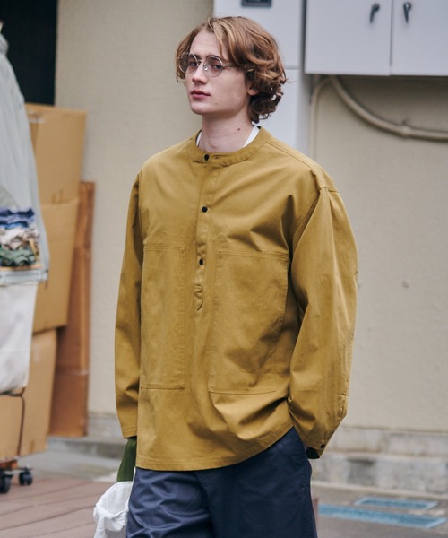MAISON CLUB(メゾンクラブ)の「men's FUDGE 掲載アイテム!【MAISON CLUB】U.S.ARMY バンドカラーデニムプルオーバーシャツ(シャツ/ブラウス・メンズ・ネイビー系2/ネイビー系1/ベージュ/ブラック/カーキ・M/L)」の2枚目の写真
