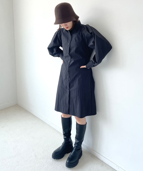 LOWRYS FARM（ローリーズファーム）の「パワショルロングシャツ　968605（シャツ/ブラウス・レディース・ブラック/アイボリー/ネイビー・FREE）」の3枚目の写真