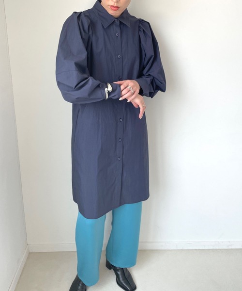 LOWRYS FARM（ローリーズファーム）の「パワショルロングシャツ　968605（シャツ/ブラウス・レディース・ブラック/アイボリー/ネイビー・FREE）」の12枚目の写真