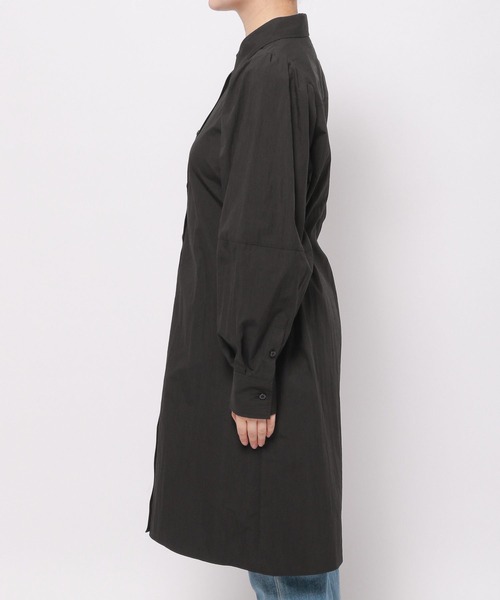 LOWRYS FARM（ローリーズファーム）の「パワショルロングシャツ　968605（シャツ/ブラウス・レディース・ブラック/アイボリー/ネイビー・FREE）」の16枚目の写真