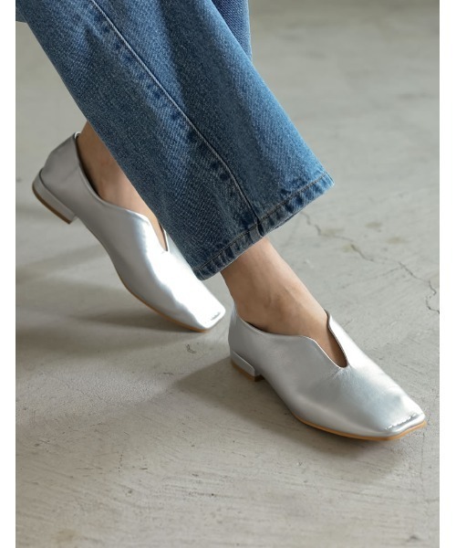 Re:EDIT(リエディ)の「スクエアトゥUカットデザインローヒールパンプス(パンプス・レディース・ゴールド/ブラック/シルバー・SMALL/LARGE/MEDIUM)」の2枚目の写真