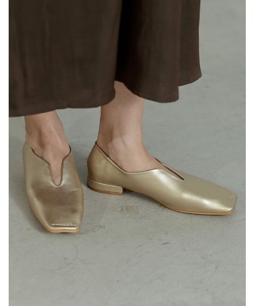 Re:EDIT(リエディ)の「スクエアトゥUカットデザインローヒールパンプス(パンプス・レディース・ゴールド/ブラック/シルバー・SMALL/LARGE/MEDIUM)」の3枚目の写真