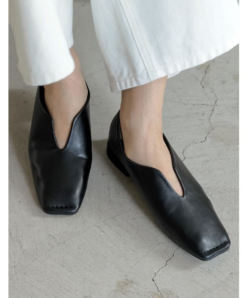 Re:EDIT(リエディ)の「スクエアトゥUカットデザインローヒールパンプス(パンプス・レディース・ゴールド/ブラック/シルバー・SMALL/LARGE/MEDIUM)」の4枚目の写真