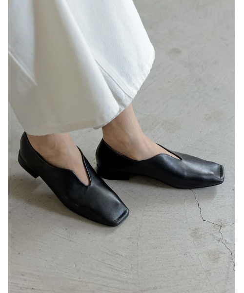 Re:EDIT(リエディ)の「スクエアトゥUカットデザインローヒールパンプス(パンプス・レディース・ゴールド/ブラック/シルバー・SMALL/LARGE/MEDIUM)」の5枚目の写真