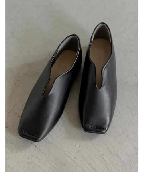 Re:EDIT(リエディ)の「スクエアトゥUカットデザインローヒールパンプス(パンプス・レディース・ゴールド/ブラック/シルバー・SMALL/LARGE/MEDIUM)」の8枚目の写真