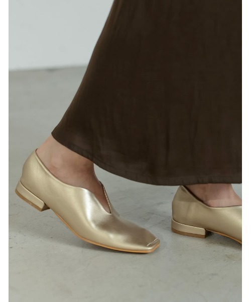 Re:EDIT(リエディ)の「スクエアトゥUカットデザインローヒールパンプス(パンプス・レディース・ゴールド/ブラック/シルバー・SMALL/LARGE/MEDIUM)」の9枚目の写真