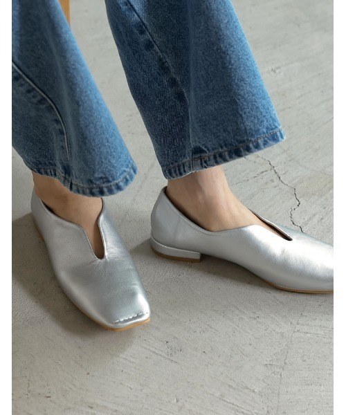 Re:EDIT(リエディ)の「スクエアトゥUカットデザインローヒールパンプス(パンプス・レディース・ゴールド/ブラック/シルバー・SMALL/LARGE/MEDIUM)」の11枚目の写真