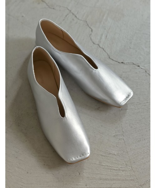 Re:EDIT(リエディ)の「スクエアトゥUカットデザインローヒールパンプス(パンプス・レディース・ゴールド/ブラック/シルバー・SMALL/LARGE/MEDIUM)」の13枚目の写真