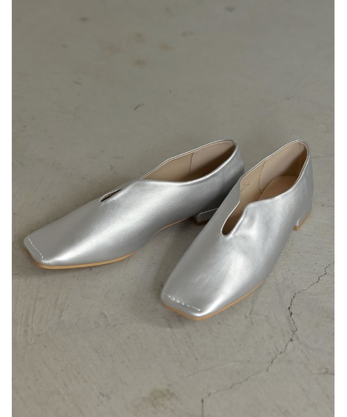 Re:EDIT(リエディ)の「スクエアトゥUカットデザインローヒールパンプス(パンプス・レディース・ゴールド/ブラック/シルバー・SMALL/LARGE/MEDIUM)」の14枚目の写真