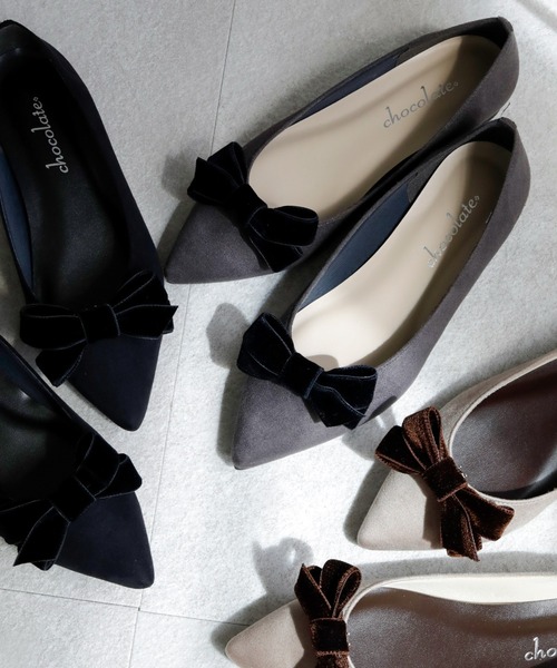 chocolates(チョコラテス)の「晴雨兼用 ベルベットリボン ポインテッドトゥ パンプス【日本製】(パンプス・レディース・グレー/ベージュ/ブラック・22cm/22.5cm/23cm/23.5cm/24cm/24.5cm/25cm)」の2枚目の写真