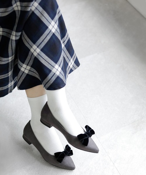 chocolates(チョコラテス)の「晴雨兼用 ベルベットリボン ポインテッドトゥ パンプス【日本製】(パンプス・レディース・グレー/ベージュ/ブラック・22cm/22.5cm/23cm/23.5cm/24cm/24.5cm/25cm)」の4枚目の写真