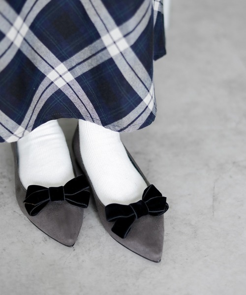 chocolates(チョコラテス)の「晴雨兼用 ベルベットリボン ポインテッドトゥ パンプス【日本製】(パンプス・レディース・グレー/ベージュ/ブラック・22cm/22.5cm/23cm/23.5cm/24cm/24.5cm/25cm)」の5枚目の写真