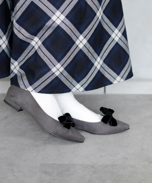 chocolates(チョコラテス)の「晴雨兼用 ベルベットリボン ポインテッドトゥ パンプス【日本製】(パンプス・レディース・グレー/ベージュ/ブラック・22cm/22.5cm/23cm/23.5cm/24cm/24.5cm/25cm)」の7枚目の写真