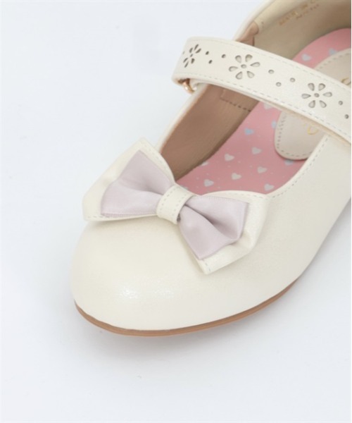 axes femme（アクシーズファム）の「フラワーパンチングパンプス（パンプス・キッズ・ブラック/キナリ・MEDIUM/X-LARGE/LARGE）」の8枚目の写真