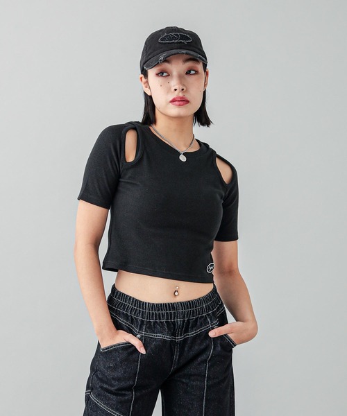 X-girl(エックスガール)の「CURSIVE LOGO SHOULDER SLIT TOP(Tシャツ/カットソー・レディース・ブラック/オリーブ/ホワイト・S/M)」の4枚目の写真