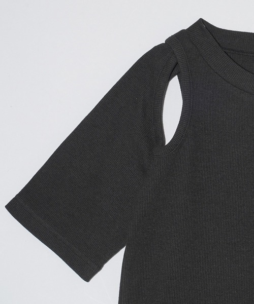 X-girl(エックスガール)の「CURSIVE LOGO SHOULDER SLIT TOP(Tシャツ/カットソー・レディース・ブラック/オリーブ/ホワイト・S/M)」の18枚目の写真