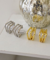 styiro（スタイロ）の「痛くなりにくい スクエア3連メタルイヤリング シリコンカバー付き（イヤリング）」