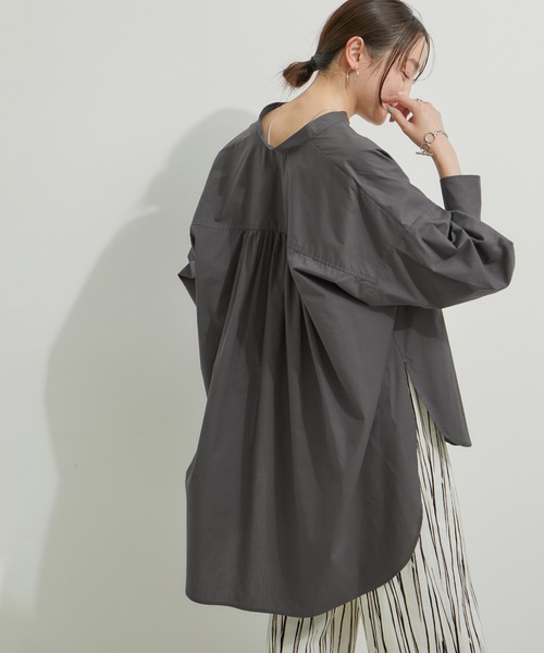 le cercle ADAM ET ROPE'(ルセルクルアダムエロペ)の「バックロングシャツ(シャツ/ブラウス・レディース・ホワイト/ベージュ系その他2/チャコールグレー/サックスブルー・FREE)」の2枚目の写真
