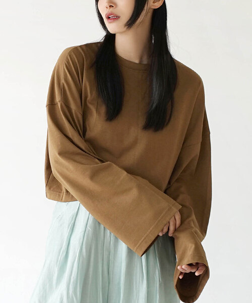 zootie(ズーティー)の「URBAN PLUS フレアスリーブカットソー(Tシャツ/カットソー・レディース・ブラック/ライトブルー/ダークグリーン/ネイビー/アイボリー/オフホワイト/スモークピンク/チャコール/ライトベージュ/グレイッシュベージュ/グレイッシュブルー/ブラウン系その他・フリー)」の4枚目の写真