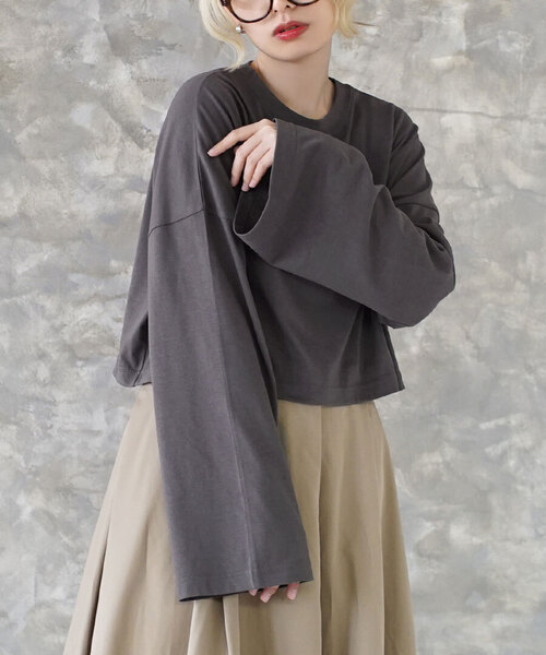zootie(ズーティー)の「URBAN PLUS フレアスリーブカットソー(Tシャツ/カットソー・レディース・ブラック/ライトブルー/ダークグリーン/ネイビー/アイボリー/オフホワイト/スモークピンク/チャコール/ライトベージュ/グレイッシュベージュ/グレイッシュブルー/ブラウン系その他・フリー)」の3枚目の写真
