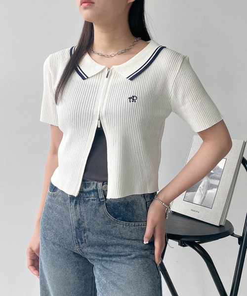 AS KNOW AS plus（アズノゥアズプラス）の「◎ロゴ刺繍 Wジップ衿付き半袖ニットカーディガン（カーディガン/ボレロ・レディース・ブラック/ホワイト×ブラック/オフホワイト/シルバー/レッド/ブルーグレー/ネイビー系/グリーン系/ネイビー/ホワイト系・FREE）」の4枚目の写真