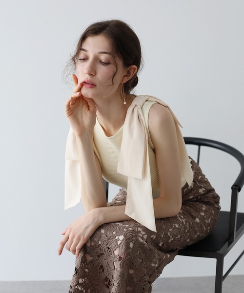 BLUEEAST（ブルーイースト）の「ショルダーリボンノースリリブニット（タンクトップ・レディース・ブルーグレー/オフホワイト/ブラック・MEDIUM）」の2枚目の写真