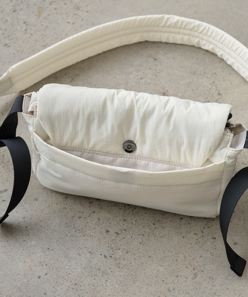 PAPILLONNER（パピヨネ）の「ミニフラップパフショルダー/WEB限定（ショルダーバッグ・レディース・ブラック/オフホワイト・FREE）」の5枚目の写真