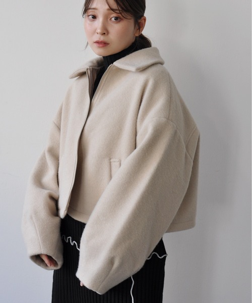 Meli rich（メリーリッチ）の「ボリューム袖ショート丈ジップブルゾン（ブルゾン・レディース・ブラック/アイボリー/チャコールグレー/グレイッシュベージュ・MEDIUM）」の4枚目の写真