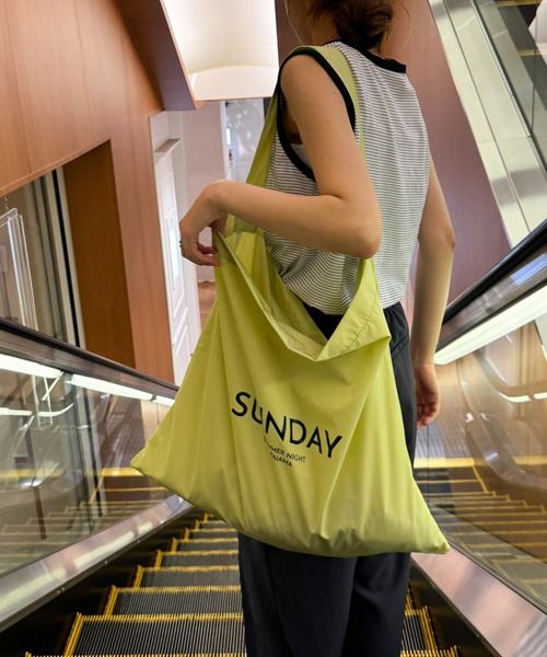 CANAL JEAN（キャナルジーン）の「Lakey Park　SUNDAYナイロンBIGトートバッグ（トートバッグ・レディース・ブルー/イエロー/ストライプ・ONE SIZE）」の3枚目の写真