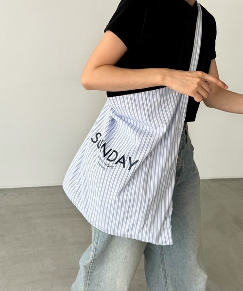 CANAL JEAN（キャナルジーン）の「Lakey Park　SUNDAYナイロンBIGトートバッグ（トートバッグ・レディース・ブルー/イエロー/ストライプ・ONE SIZE）」の7枚目の写真