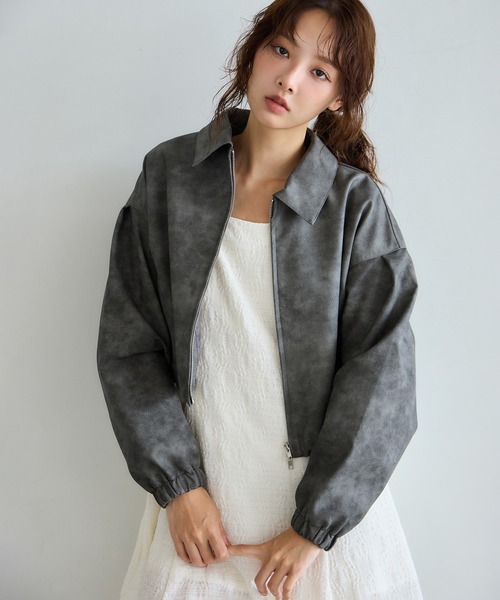 one after another NICE CLAUP(ワンアフターアナザーナイスクラップ)の「レザーライクショートブルゾン(ライダースジャケット・レディース・アイボリー/チャコールグレー/ブラウン・FREE)」の2枚目の写真
