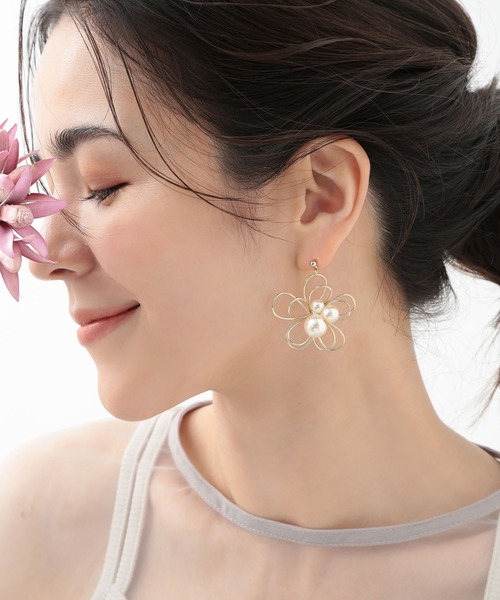 ecru〉 メタルフラワーモチーフピアス（ピアス（両耳用））｜CALIN