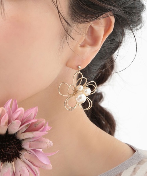 ecru〉 メタルフラワーモチーフピアス（ピアス（両耳用））｜CALIN