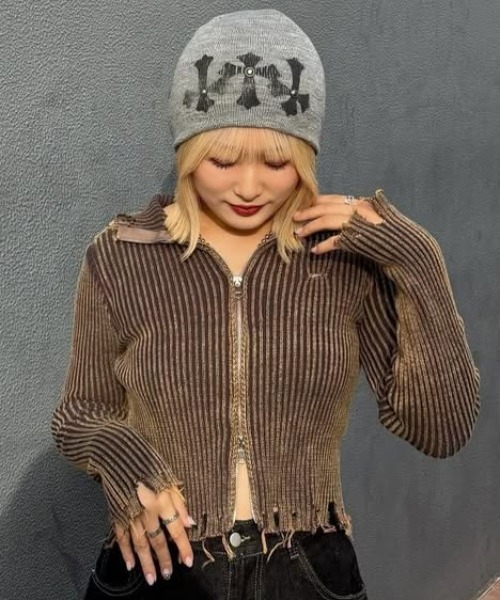 .KOM(ドットコム)の「A'GEM/9 × .kom 『.KOM/ドットケーオーエム』 ニットダメージZIPトップス(ニット/セーター・レディース・チャコールグレー/ブラウン・FREE)」の2枚目の写真