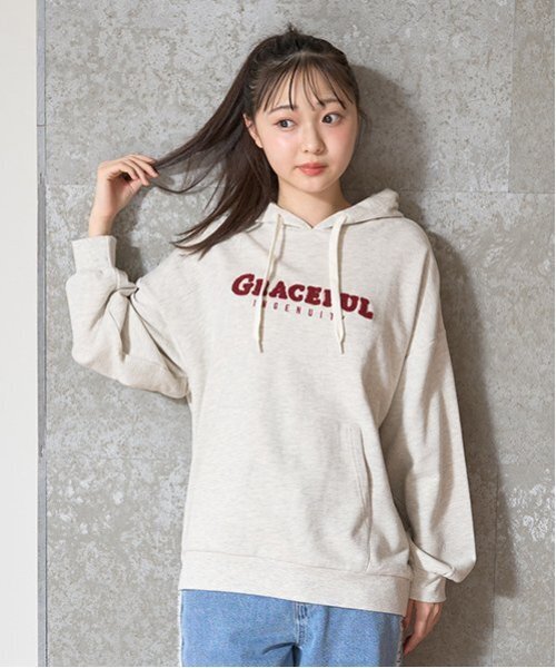 LOVETOXIC（ラブトキシック）の「【GOODPRICE】サガラロゴプルパーカ（パーカー・キッズ・ホワイト系その他/エンジ/エメラルド/ブラック/オフホワイト・S/M/L）」の2枚目の写真