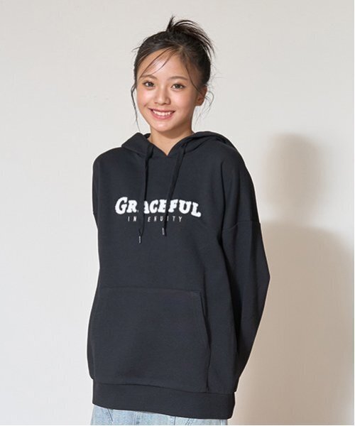 LOVETOXIC（ラブトキシック）の「【GOODPRICE】サガラロゴプルパーカ（パーカー・キッズ・ホワイト系その他/エンジ/エメラルド/ブラック/オフホワイト・S/M/L）」の3枚目の写真