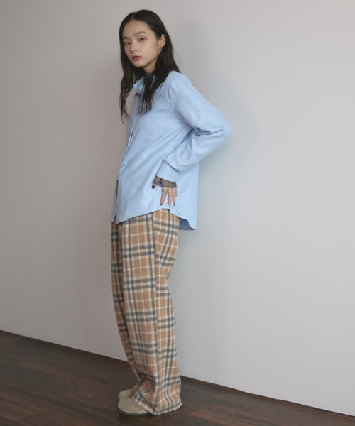 MERLOT（メルロー）の「オーバーサイズベーシックシャツ/イージーケア（シャツ/ブラウス・レディース・ブルー/アイボリー・FREE）」の3枚目の写真