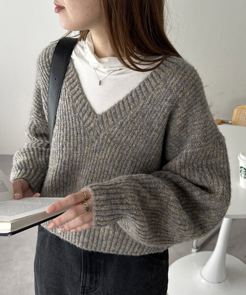 DISCOAT（ディスコート）の「【WEB限定】メランジヤーンVネックプルオーバー（ニット/セーター・レディース・アイボリー/ブラック/ブルー/レッド・MEDIUM）」の2枚目の写真