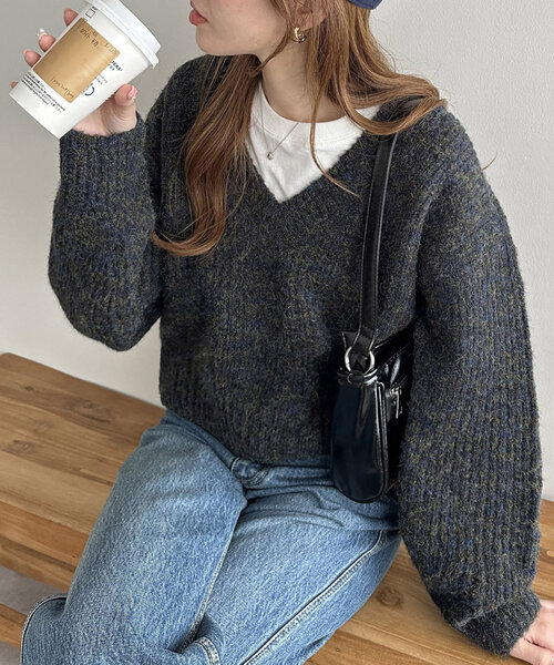 DISCOAT（ディスコート）の「【WEB限定】メランジヤーンVネックプルオーバー（ニット/セーター・レディース・アイボリー/ブラック/ブルー/レッド・MEDIUM）」の3枚目の写真