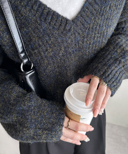 DISCOAT（ディスコート）の「【WEB限定】メランジヤーンVネックプルオーバー（ニット/セーター・レディース・アイボリー/ブラック/ブルー/レッド・MEDIUM）」の17枚目の写真