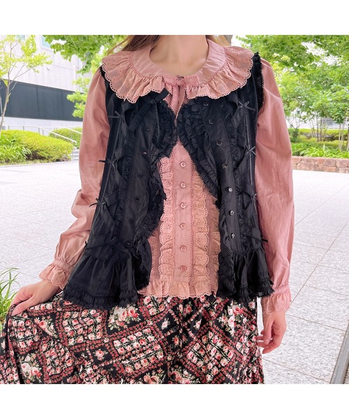 PINK HOUSE フリル付きブラックベスト PINK HOUSE（ピンクハウス）の「フリル使いローンベスト（ベスト